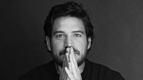 Marco Pigossi fala de namoro com cineasta: ''Não tenhamos mais medo"