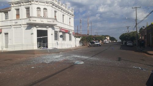 Agência bancária atacada por quadrilha possui risco de desabamento, em Ibitiúva