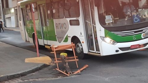 Bueiro aberto no cruzamento da Tibiriçá com a Mariana Junqueira causa transtornos a população