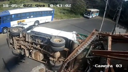 VÍDEO – Caminhão de lixo invade casa em Matão
