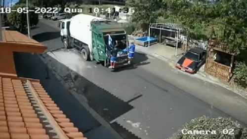 Caminhão de lixo desgovernado destrói casa em Matão; veja imagens