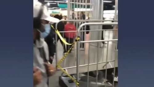 Passageiros se revoltam e quebram catracas em estação lotada em São Paulo