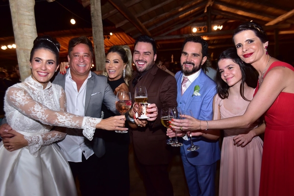 Nata do sertanejo se reune no casamento de filho de Luciano e sobrinho de Leonardo