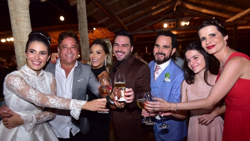 Nata do sertanejo se reune no casamento de filho de Luciano e sobrinho de Leonardo