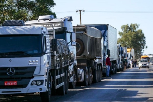 Governo estuda aumentar de R$ 400 para R$ 1 mil auxílio para caminhoneiros