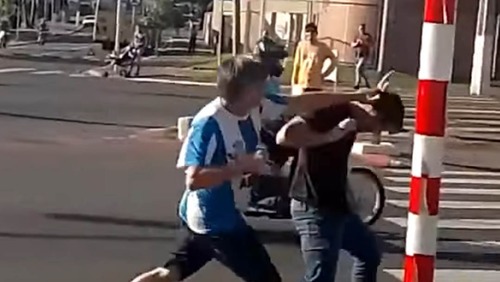 Vídeo: ex-deputados Arthur do Val e Emerson Petriv brigam no meio da rua