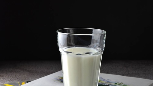 Preço do litro do leite tem alta registrada de 14% e chega a R$ 10