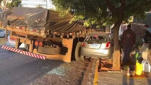 Caminhão sem freio causa acidente no Jardim Palma Travassos