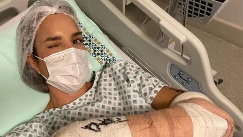 Ivete Sangalo faz cirurgia no braço após cair esquiando