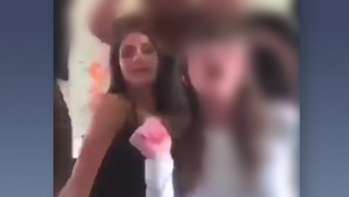 Primeira-ministra da Finlândia é alvo da oposição após flagra em festa