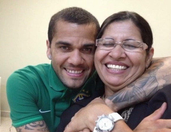 Mãe de Daniel Alves revela rosto e nome de vítima que acusa o jogador de estupro 