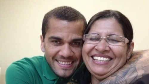 Mãe de Daniel Alves revela rosto e nome de vítima que acusa o jogador de estupro 