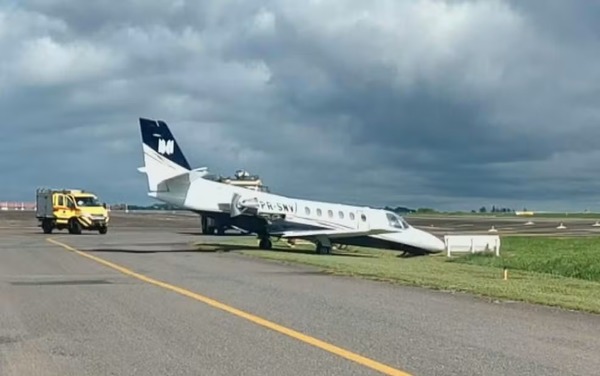 Avião de Murilo Huff cai em vala no aeroporto de Goiânia