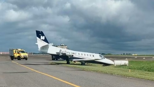 Avião de Murilo Huff cai em vala no aeroporto de Goiânia