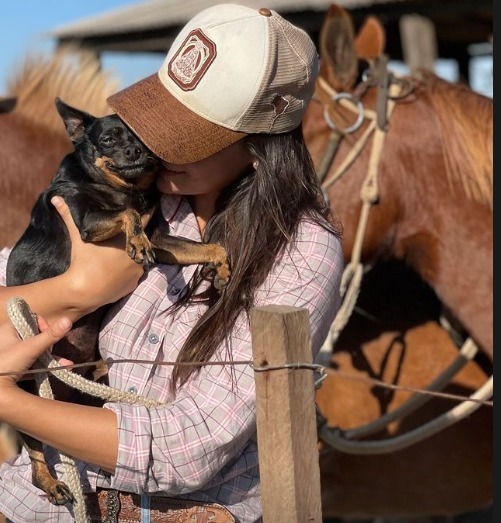 Ana Castela lamenta morte de sua cachorra Joaninha