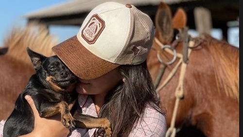 Ana Castela lamenta morte de sua cachorra Joaninha