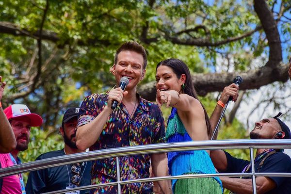  Michel Teló surpreende Thais Fersoza em cima do trio com novo pedido de casamento