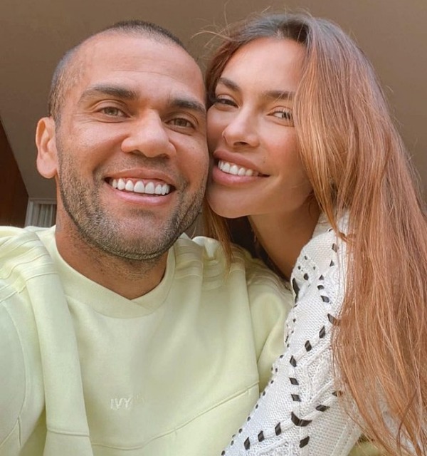 Joana Sanz mostra carta que Daniel Alves escreveu da prisão