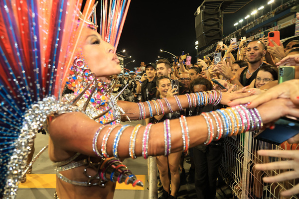 Nicolas Prattes baba por Sabrina Sato no desfile das Campeãs