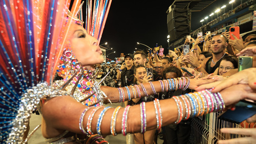 Nicolas Prattes baba por Sabrina Sato no desfile das Campeãs