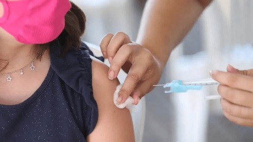 Quatro anos após 1º caso de covid no Brasil, vacina segue como melhor proteção