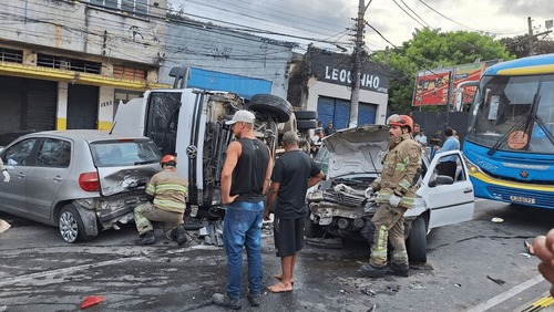 Acidente com mais de 10 carros em Niterói (RJ) deixa feridos