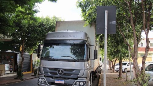 Caminhão com placas de energia solar é apreendido na zona Norte de Ribeirão Preto