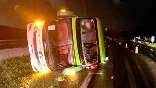 Ônibus com 49 pessoas tomba e deixa feridos em Batatais