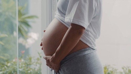 INSS faz alerta após influencers anunciarem assessoria de salário-maternidade