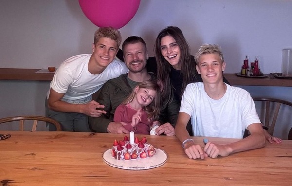 Fernanda Lima posta fotos da família celebrando aniversários