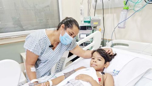 Mãe doa rim para filho no 1º transplante entre vivos realizado no HC Ribeirão após pandemia