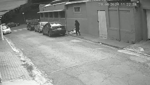 Vídeo: mulher esfaqueia morador de rua que dormia em calçada de SP