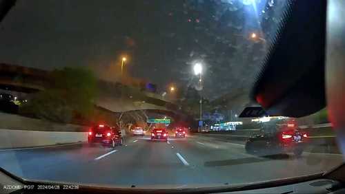 Vídeo: Carga de madeira cai de caminhão na Marginal Tietê, em SP