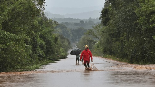‘Nenhum ser humano merece passar por isso’, diz moradora sobre chuvas no RS