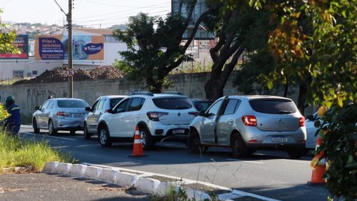 Colisão envolve quatro carros na zona leste de Ribeirão Preto