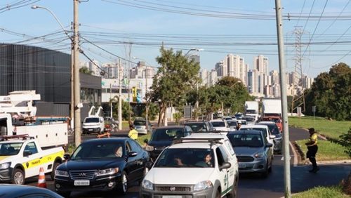 Motorista de aplicativo derruba poste na zona Sul de Ribeirão Preto