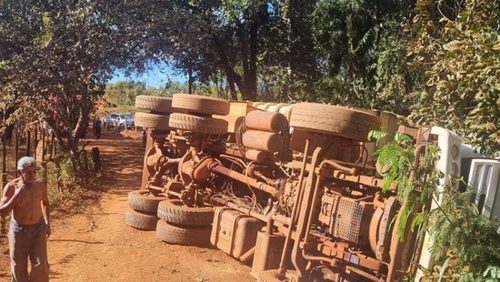 Caminhão tomba e motorista fica preso nas ferragens em Ribeirão Preto
