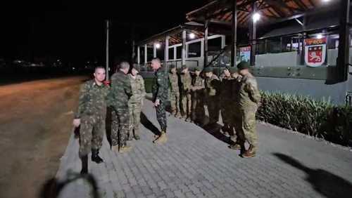 Militares do Exército da Argentina chegam ao Brasil para ajudar vítimas no RS