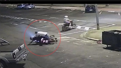 Vídeo: morador pula sobre criminoso e impede roubo de moto em Jaguariúna
