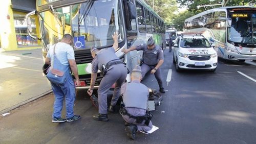 Motociclista bate em carro e vai parar debaixo de ônibus em Ribeirão Preto