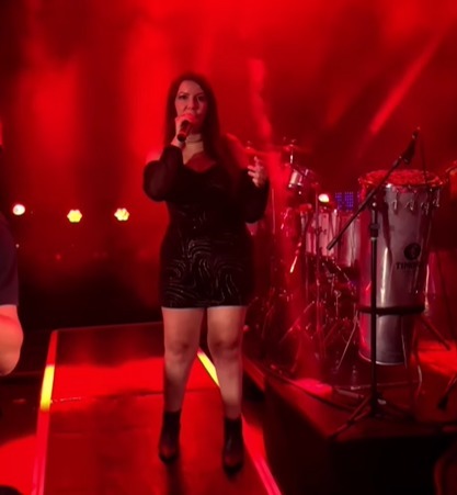 Cantora comove web ao mostrar show em que só tinha o pai na platéia