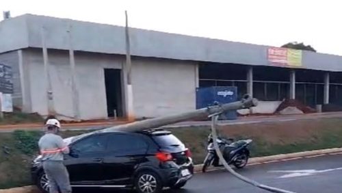 Carro derruba poste em vicinal de Sertãozinho