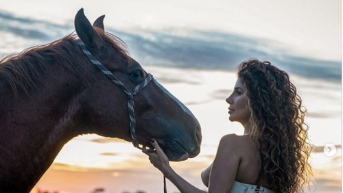 Paula Fernandes surpreende fãs com ensaio sensual