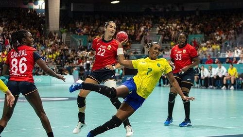 Brasil atropela a Espanha na estreia no handebol feminino em Paris