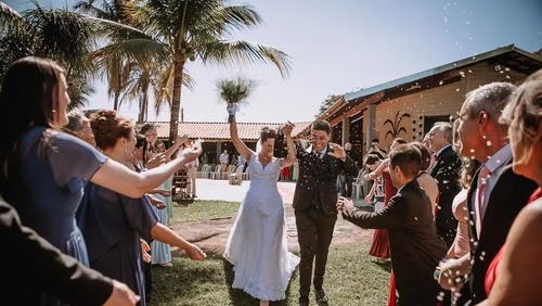 Noiva se arruma para ensaio fotográfico e quando chega é surpreendida com o próprio casamento