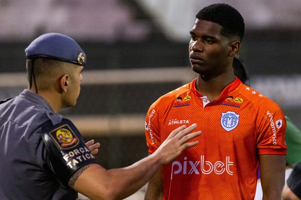 Goleiro do Monte Azul denuncia racismo em jogo contra o Comercial