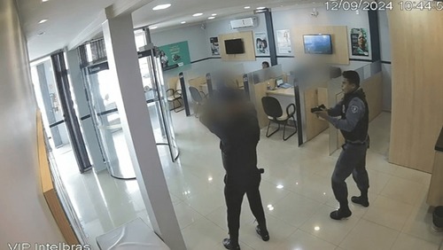 Vídeo: bandido se passa por PM, invade banco e rouba R$ 400 mil no Maranhão