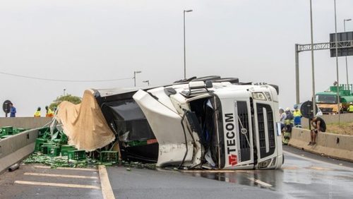 Carreta de cerveja tomba no trevão de Ribeirão Preto