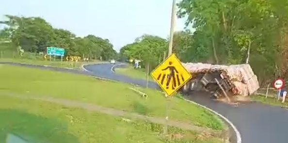 Caminhão com tijolos tomba em São Simão