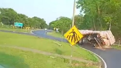 Caminhão com tijolos tomba em São Simão